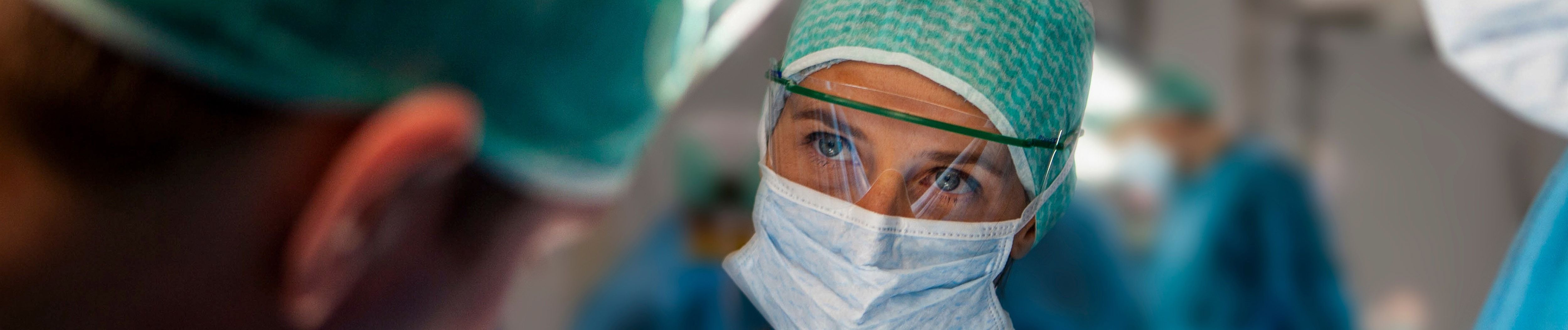 Dr. Hari Keshava and Dr. Sid Murthy discuss managing thoracic surgical emergencies, emphasizing anticipation, teamwork, and preparation for optimal patient outcomes.